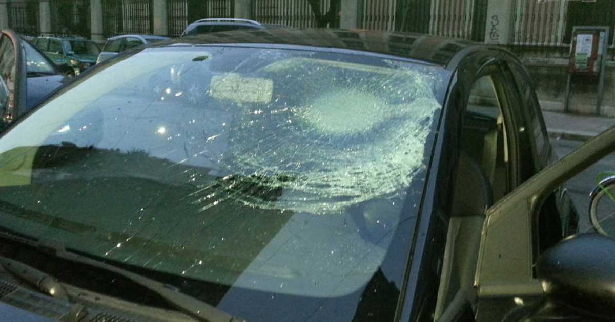 Bari, lanciano preservativi pieni d'acqua: colpita un'auto in corsa